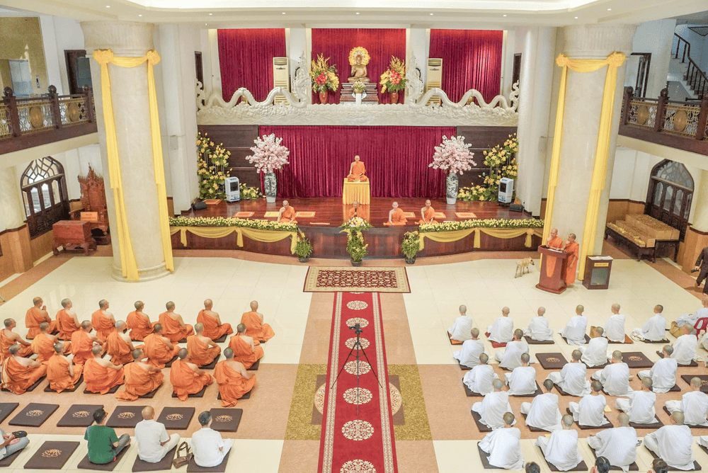 Visitors can enter the main hall or worship areas around the pagoda to pray for themselves and their families (Source: Tổ Đình Bửu Long Fanpage)